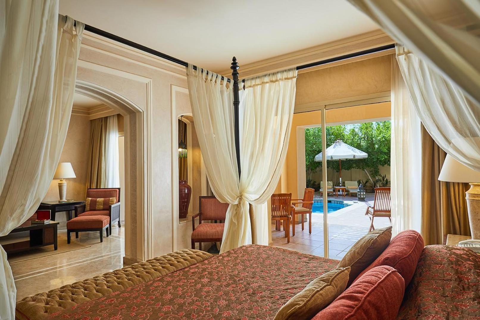 Royal Suite Queen Bed Private Pool